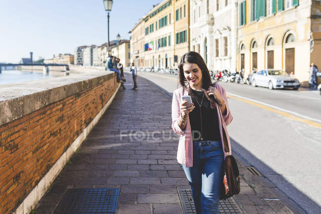Giovane donna d'affari con il suo smartphone in città — Foto stock