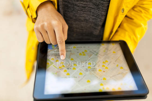 Gros plan de la femme en utilisant une tablette avec la carte de rue numérique — Photo de stock