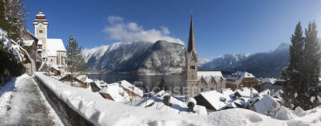 Austria, Upper Austria, Salzkammergut, Hallstatt, Lake Hallstatt, Catholic and evangelic church right — Stock Photo