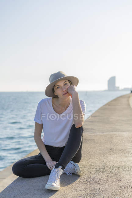 Испания, Барселона, портрет женщины в шляпе на набережной — стоковое фото