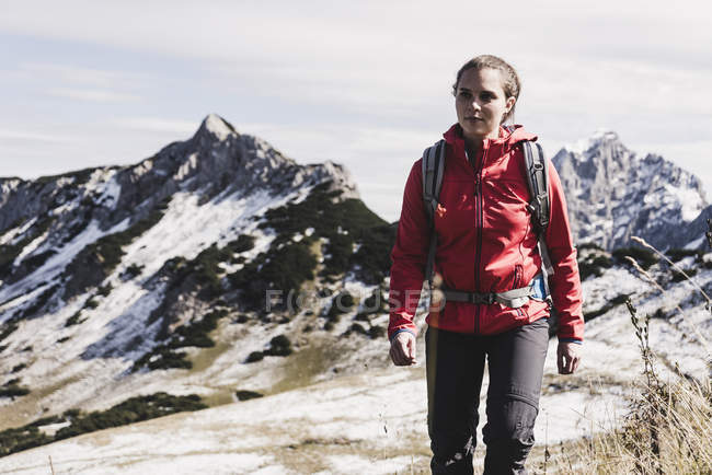 Autriche, Tyrol, jeune femme randonnée dans les montagnes — Photo de stock