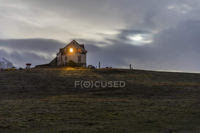 Islanda, Hofn, Finestra illuminata in una casa in campagna di notte — Foto stock