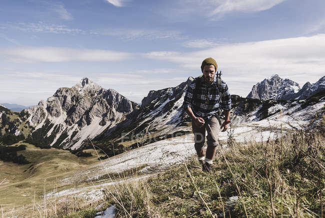 Austria, Tyrol, young man hiking in the mountains — Stock Photo