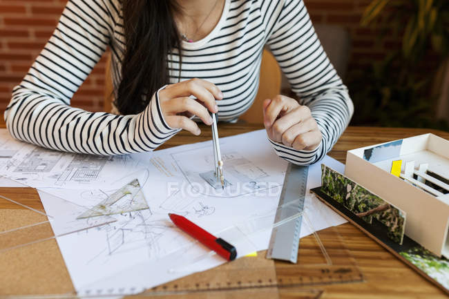 Jeune femme travaillant dans le bureau d'architecture, dessin de plans — Photo de stock