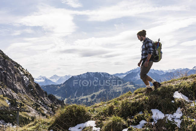 Austria, Tirolo, giovani escursionisti in montagna — Foto stock
