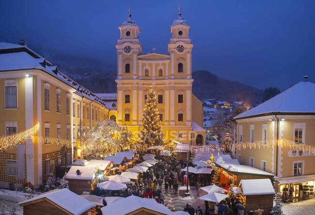 Austria, Salzkammergut, Mondsee, Veduta della Basilica di San Michele, Mercatino di Natale di notte — Foto stock
