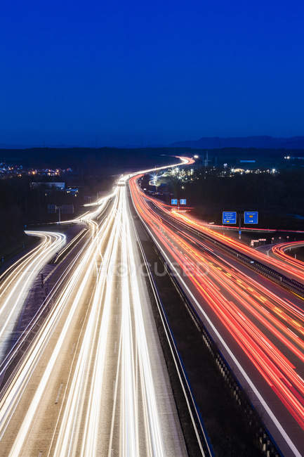 Deutschland, Baden-Württemberg, Autobahn A8 bei Wendlingen am Abend, leichte Spuren — Stockfoto