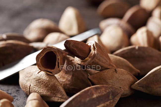 Цілі і потріскані горіхи — стокове фото