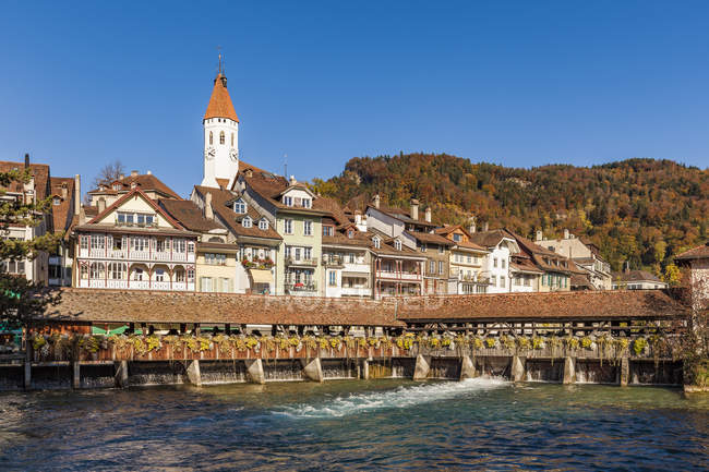 Svizzera, Cantone di Berna, Thun, fiume Aare, centro storico con chiesa parrocchiale e ponte delle chiuse — Foto stock