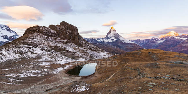 Schweiz, Wallis, Zermatt, Matterhorn, Riffelsee am Morgen — Stockfoto