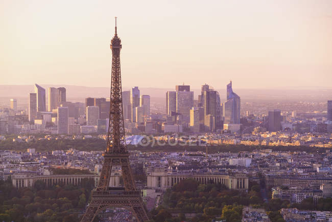 Francia, Parigi, Torre Eiffel e La Defense sullo sfondo alla luce del mattino — Foto stock