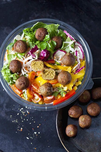 Bowl of mixed salad with vegetable balls — Stock Photo
