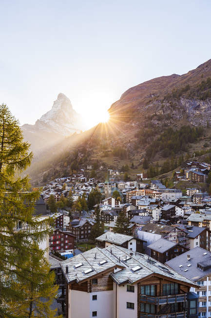 Switzerland, Valais, Zermatt, Matterhorn, townscape, chalets, holiday homes at sunset — Stock Photo