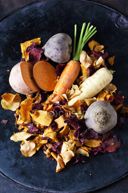 Нарезанные овощи и овощные чипсы в миске — стоковое фото