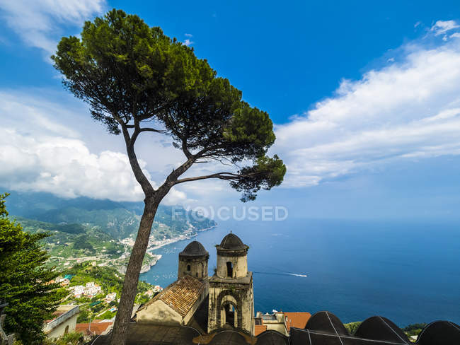 Italy, Campania, Amalfi coast, Ravello, View of coast and sea with pine and church Chiesa dell'Annunziata — Stock Photo