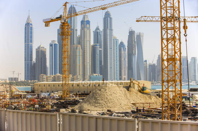 Vereinigte arabische Emirate, Dubai, Baustelle tagsüber — Stockfoto