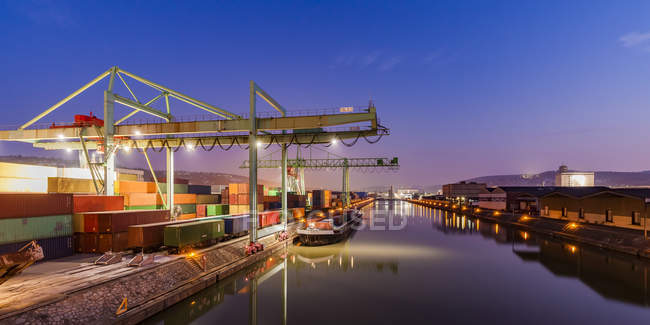 Germania, Stoccarda, Neckar, porto container all'ora blu — Foto stock