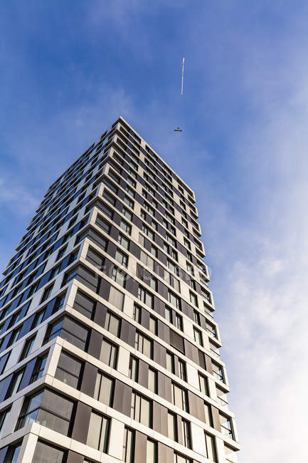 Deutschland, stuttgart, moderner wohnturm und flugzeug mit banner — Stockfoto