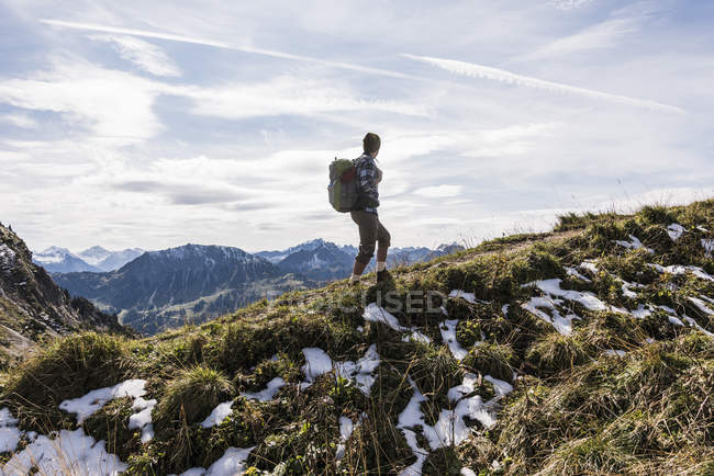 Österreich, Tirol, junger Mann wandert in den Bergen — Stockfoto