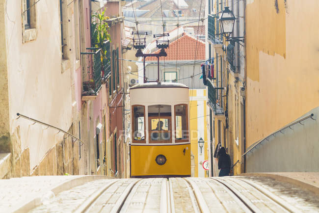 Portogallo, Lisbona, Bairro Alto, Elevador da Gloria, funivie gialle — Foto stock