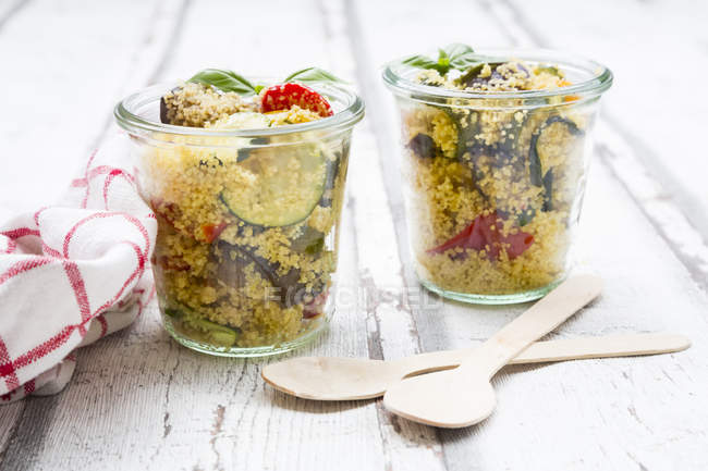 Couscous con verdure grigliate, melanzane, zucchine, paprica, pomodoro, cipolla rossa, rosmarino e basilico — Foto stock