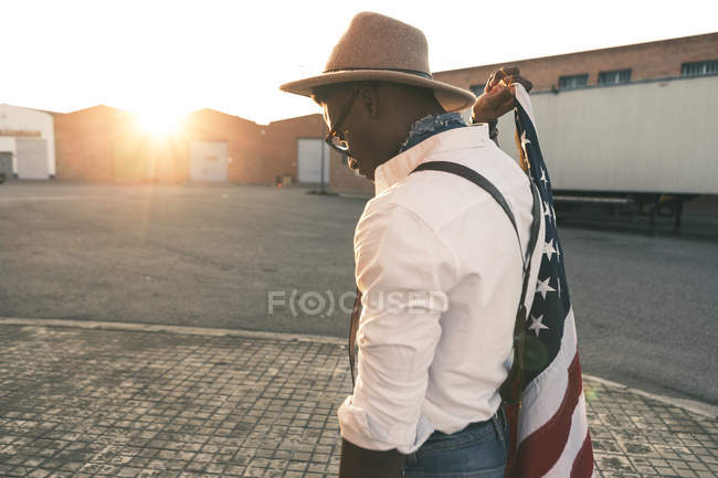Giovane uomo con cappello e occhiali da sole con bandiera americana — Foto stock