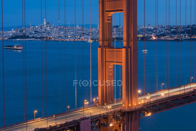 Estados Unidos, California, San Francisco, Golden Gate Bridge y la ciudad a la hora azul - foto de stock