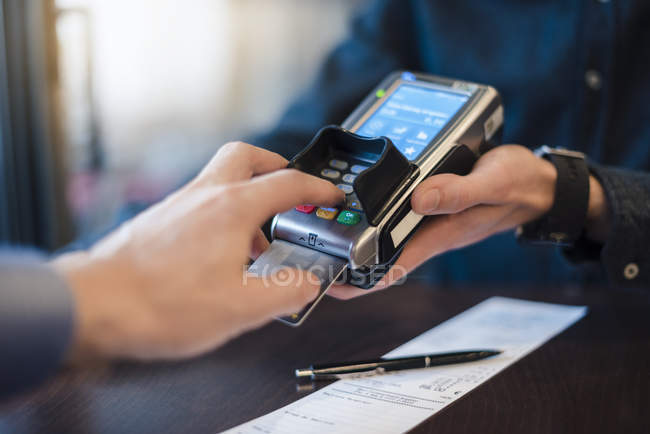 Человек с помощью считывателя кредитных карт, крупным планом — стоковое фото