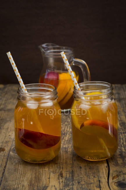 Два стакана персикового апельсинового чая на дереве — стоковое фото