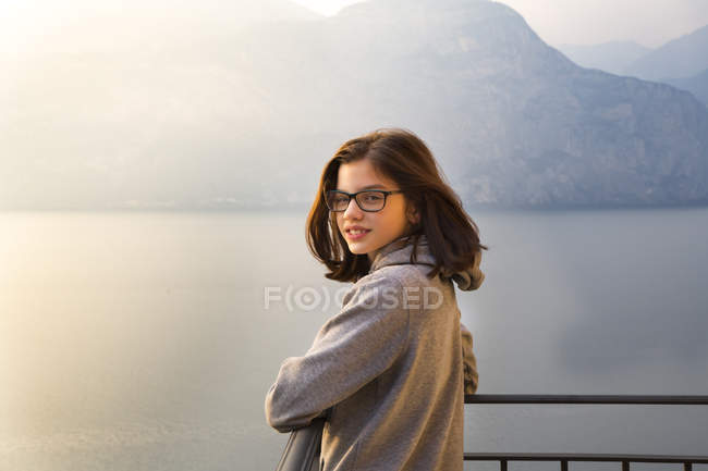 Italy, Brenzone, portait of smiling girl on balcony — Stock Photo