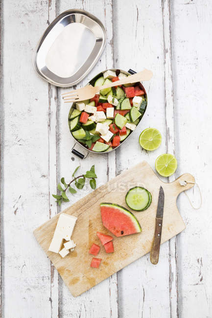 Pranzo al sacco, preparazione di insalata di anguria con feta, cetriolo, ment e lime dressing — Foto stock