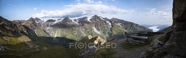 Autriche, État de Salzbourg, Vue de Edelweissspitze à Grossglockner High Alpine Road et Grosser Wiesbachhorn — Photo de stock