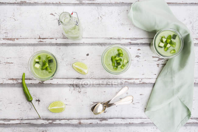 Drei Gläser hausgemachten grünen Gazpacho — Stockfoto