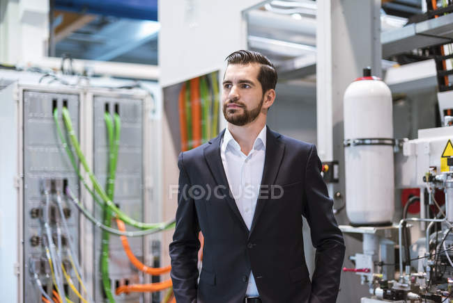 Uomo d'affari in fabbrica pensando — Foto stock