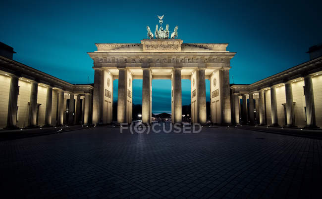 Alemania, Berlín, Puerta de Brandemburgo por la noche - foto de stock