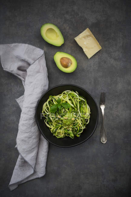 Ciotola di Zoodel con pesto al basilico di avocado — Foto stock