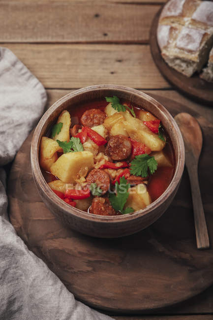 Cuisine riojan, ragoût de pommes de terre et chorizo — Photo de stock