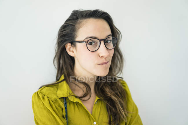Ritratto di giovane donna con gli occhiali — Foto stock
