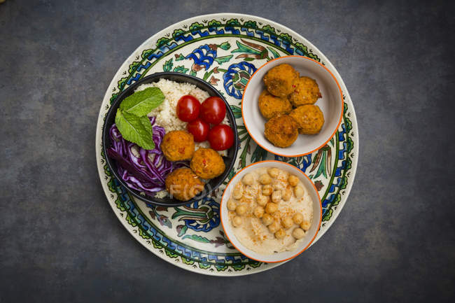 Ciotola di falafel di patate dolci Couscous con cavolo rosso, pomodoro, menta e hummus — Foto stock