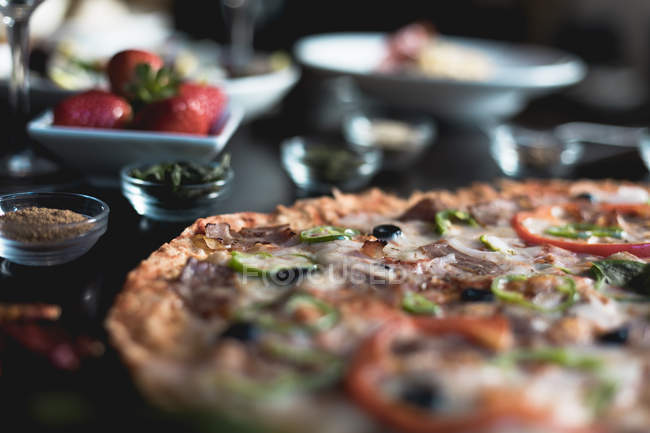 Italienisches Essen, Pizza aus nächster Nähe — Stockfoto