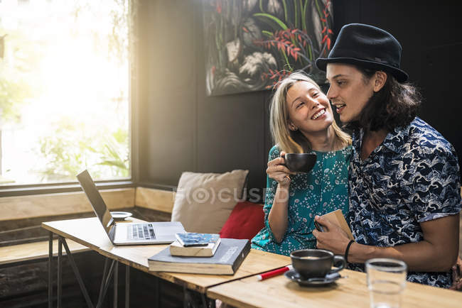 Artista pareja sentado en la cafetería y divertirse juntos - foto de stock