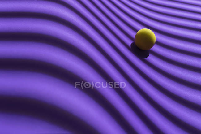 Yellow sphere over a geometric purple background, 3D Rendering — Stock Photo