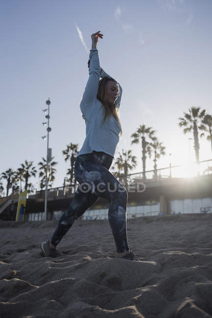 Femme pendant l'entraînement sur la plage — Photo de stock