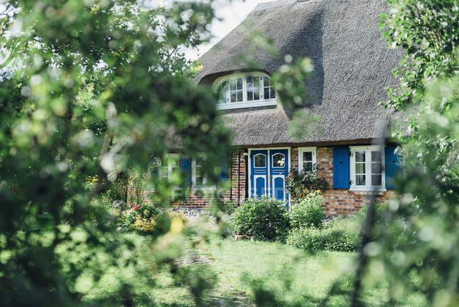 Germany, Ruegen, Middelhagen, Moenchgut, thatched-roof house — Stock Photo