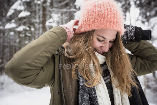Sorrindo jovem mulher ao ar livre no inverno — Fotografia de Stock