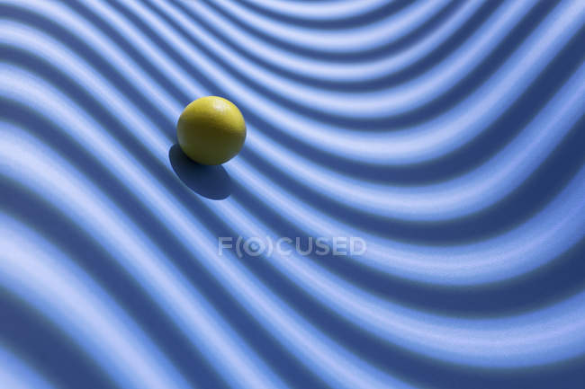 Yellow sphere over a geometric blue background, 3D Rendering — Stock Photo