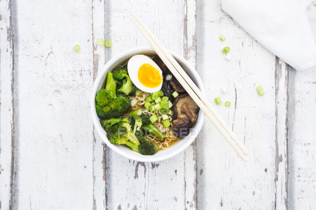 Bowl of Ramen soup with egg, broccoli, noodles, shitake mushroom and spring onions — Stock Photo