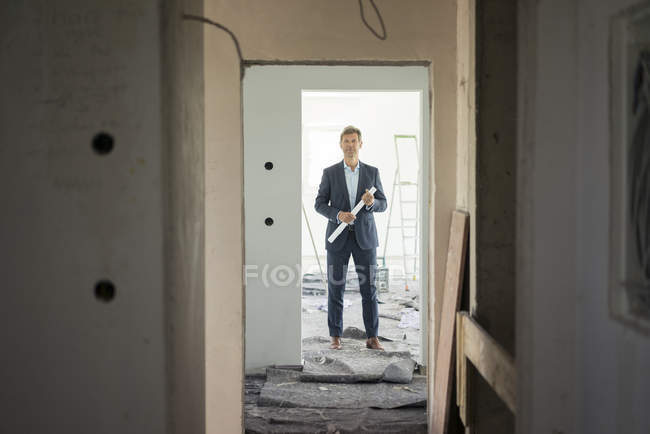 Arquitecto de pie en el edificio en construcción - foto de stock