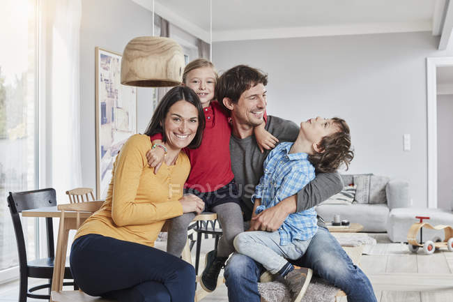Портрет щасливої сім'ї з двома дітьми вдома — стокове фото
