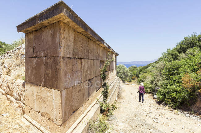 Grecia, Attica, antica città Rhamnous, vecchia tomba e turista — Foto stock